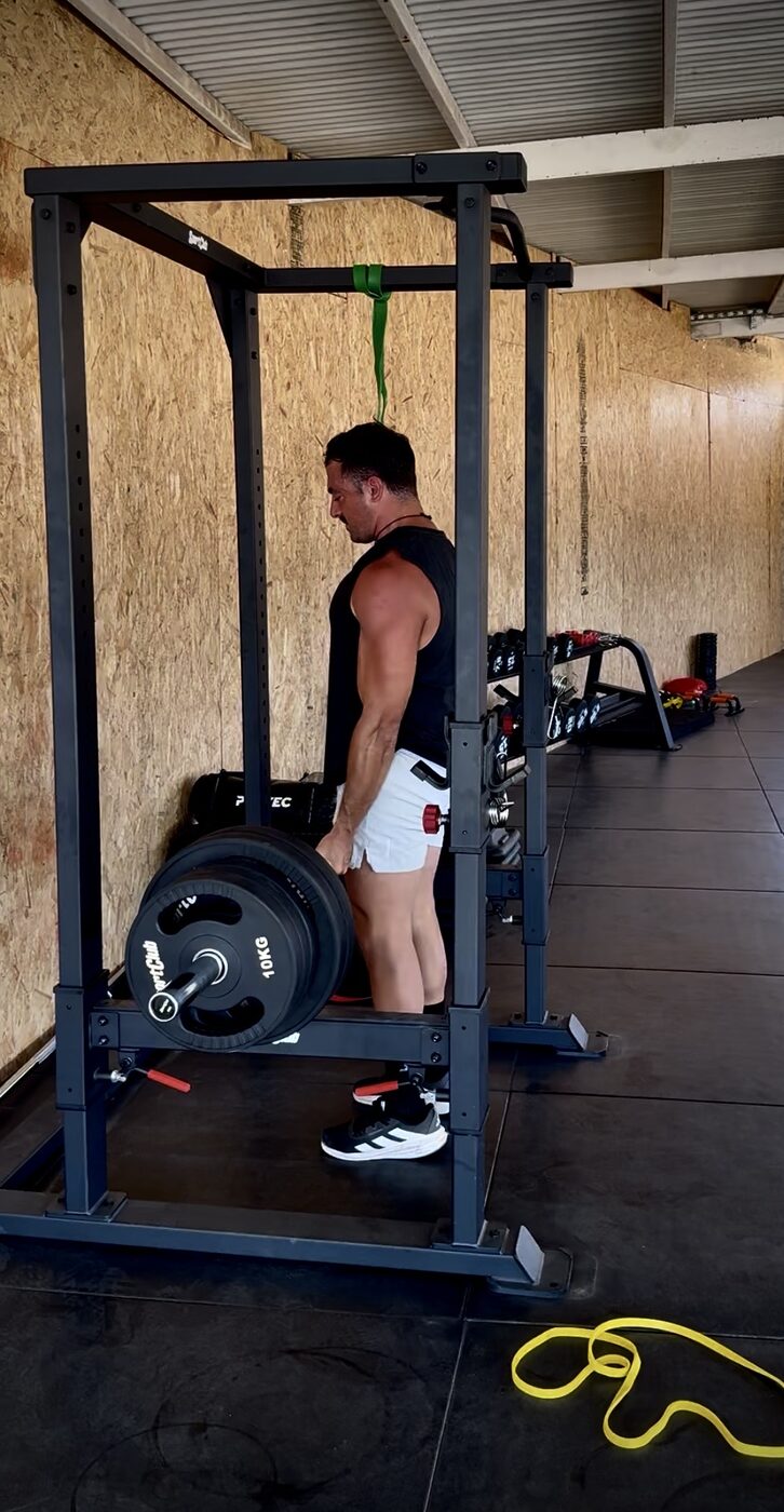 Nico Forti entrenando peso muerto
