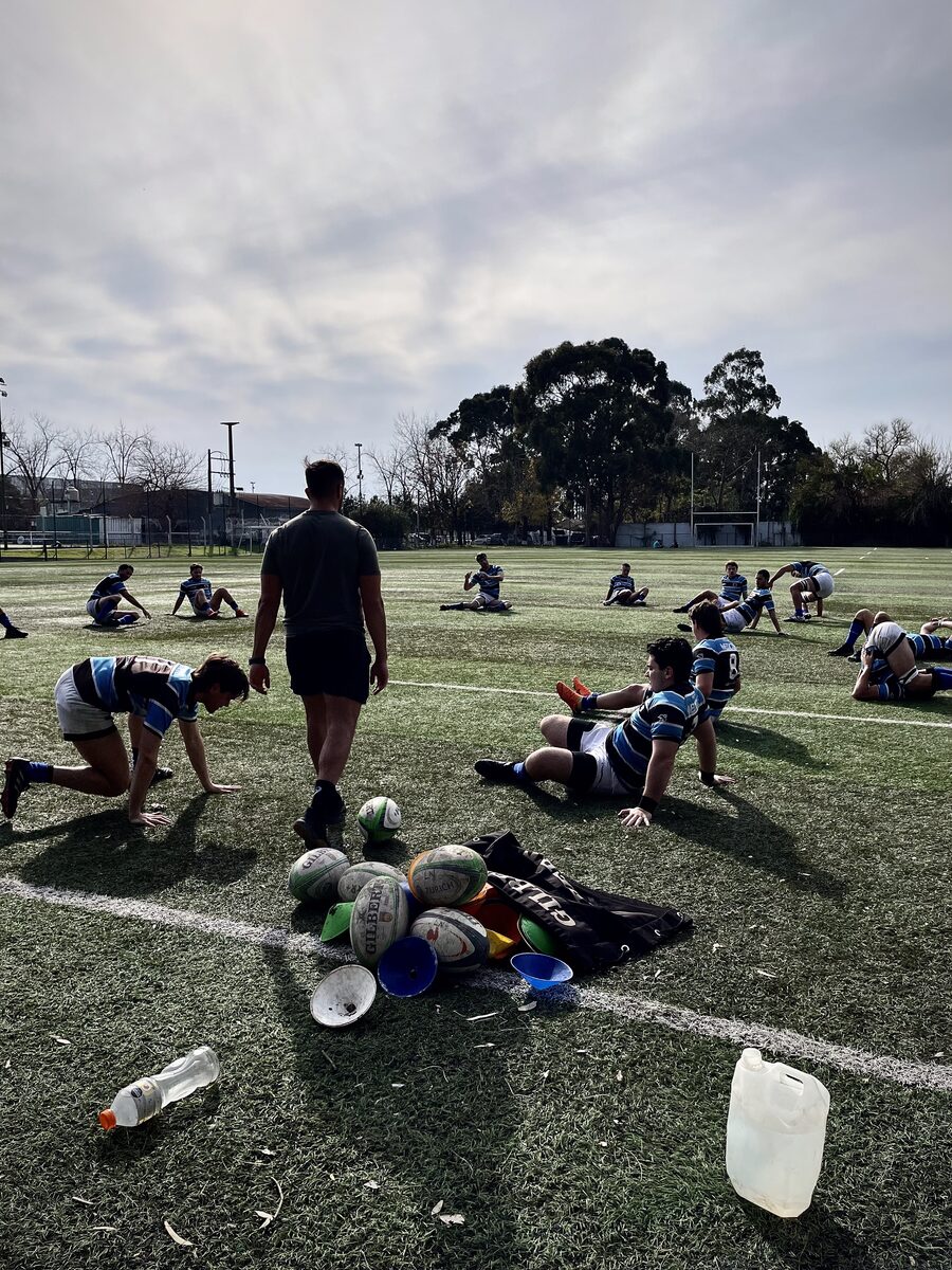 Nico Forti dirigiendo un entrenamiento de rugby
